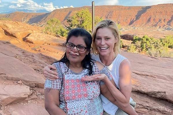 Minnie John, left, poses with actress Julie Bowen after Bowen and her sister cared for her afte ...