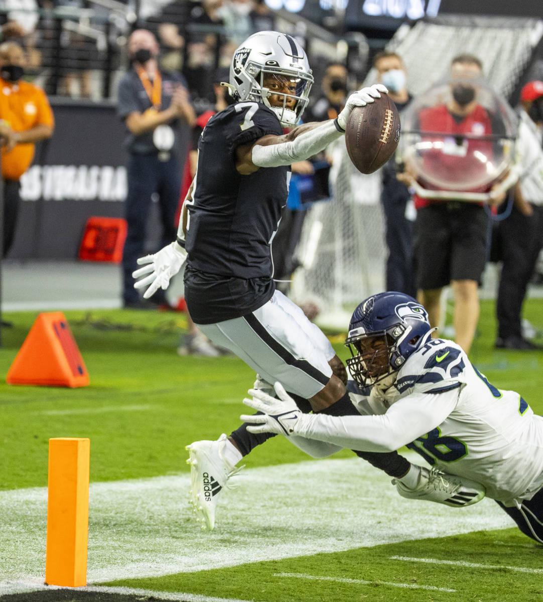 Raiders wide receiver Zay Jones (7) extends to the goal line after a catch near the end zone as ...