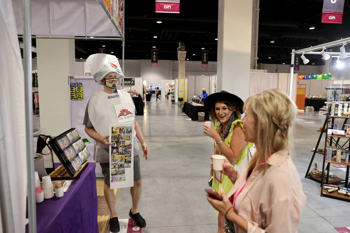 Noah Bleich of The TeaBook shows his gift teas to Sheryl Amos, right, and Kelsey Feeley, both o ...