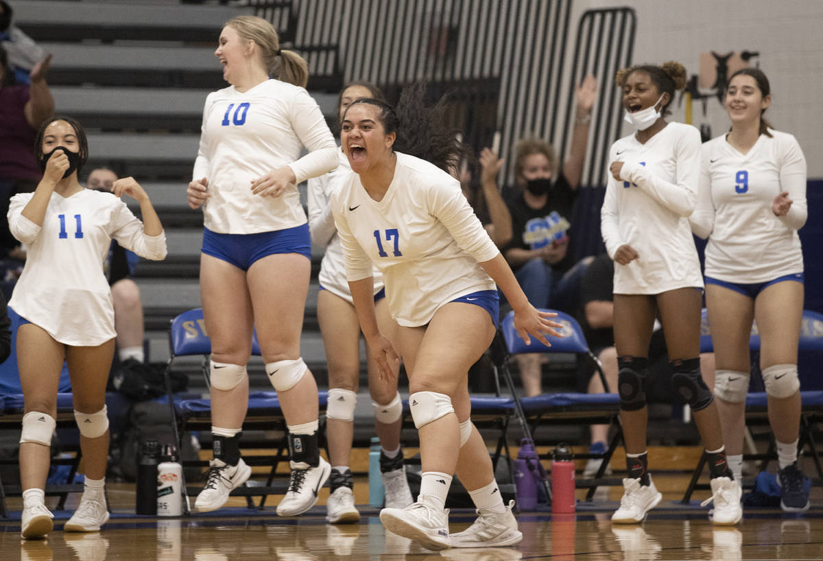 Sierra Vista’s Serenity Sula (17) celebrates a big play with teammates during a girls hi ...
