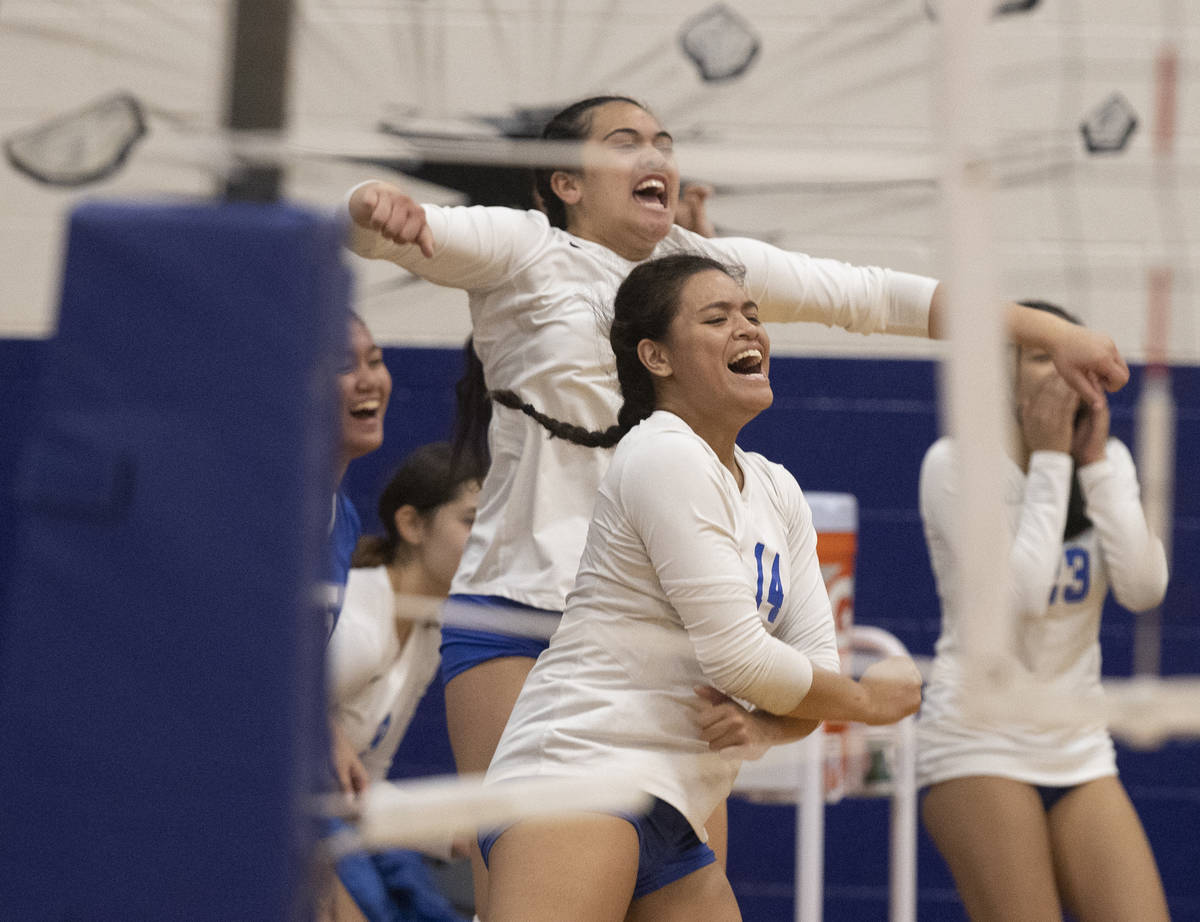 Sierra Vista’s Nazzirene-Alliz Mika Togiola (14) celebrates a big play with teammates du ...