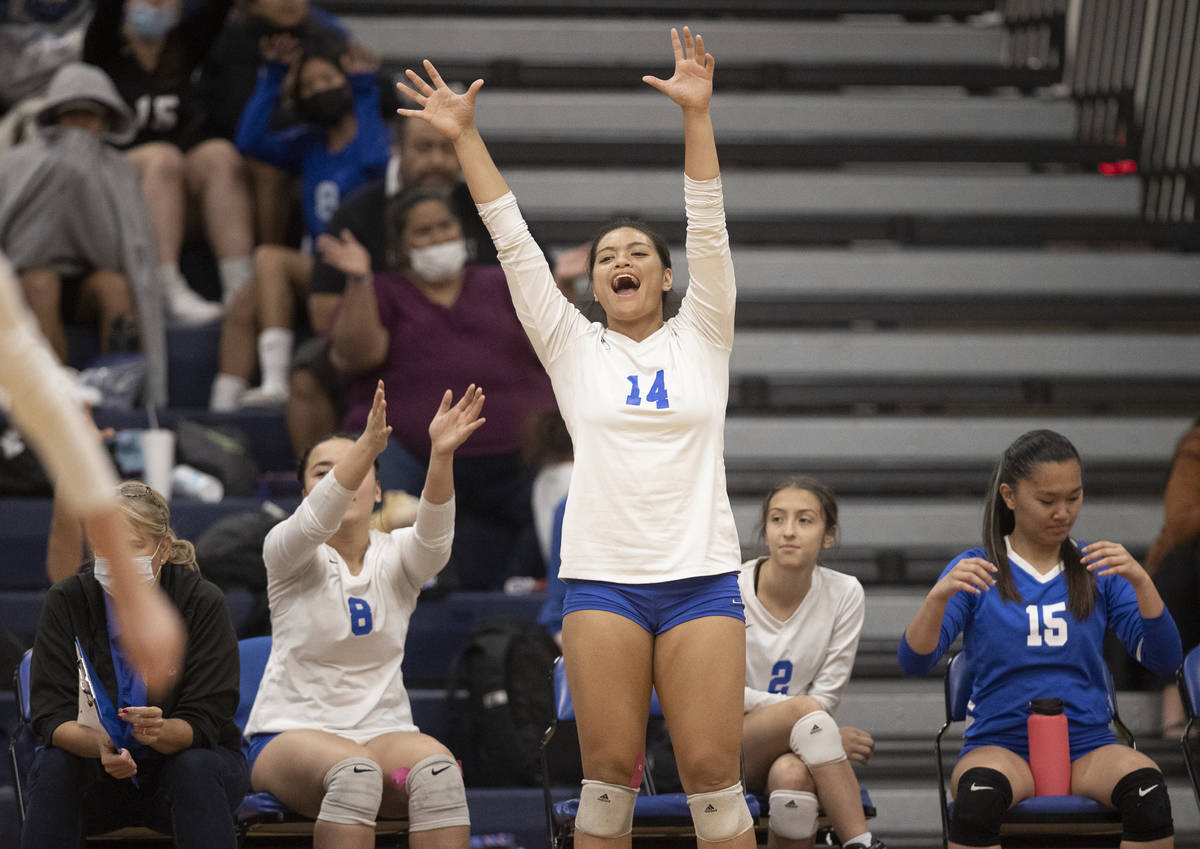 Sierra Vista’s Nazzirene-Alliz Mika Togiola (14) celebrates a big play with teammates du ...