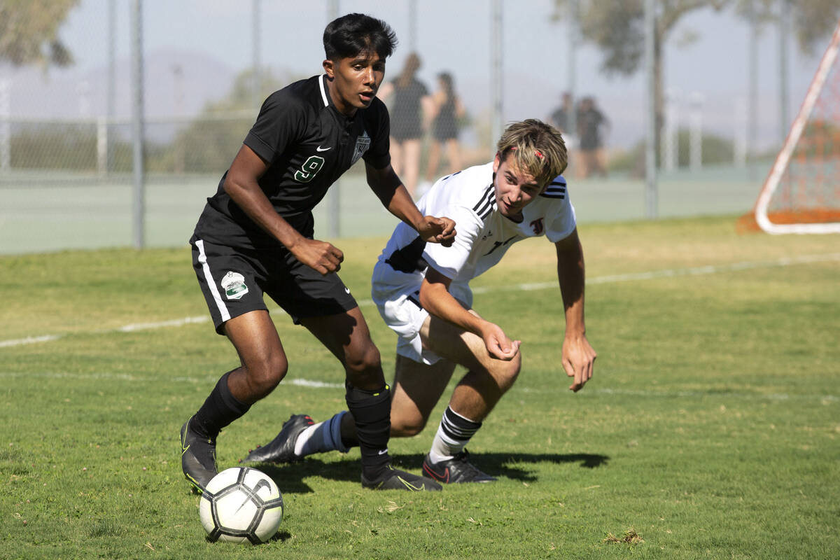 Palo Verde's Sheridan Rodrigues (9) and Liberty's Andrew Ortiz (12) compete for the ball during ...