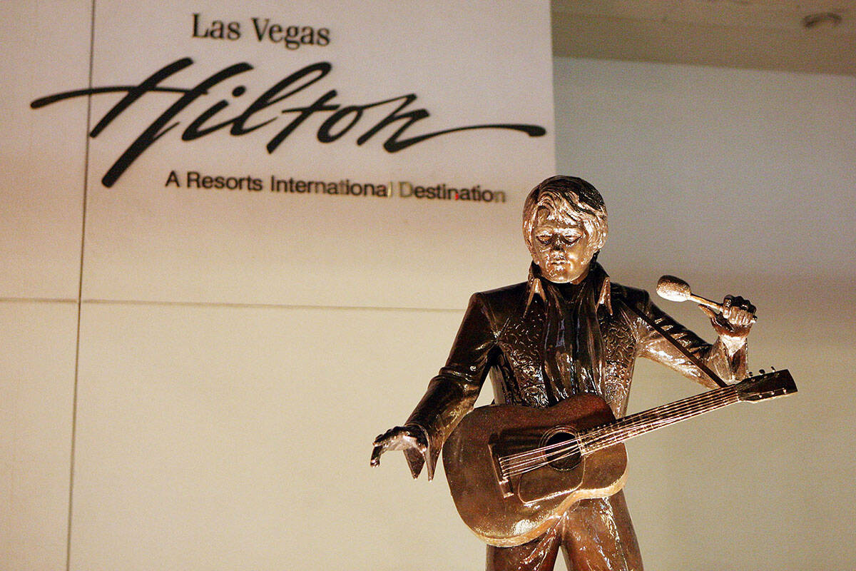 Lære udenad pasta Flipper Elvis Presley statue unveiled at Las Vegas Hilton in 1978 | Remember When | Las  Vegas Review-Journal