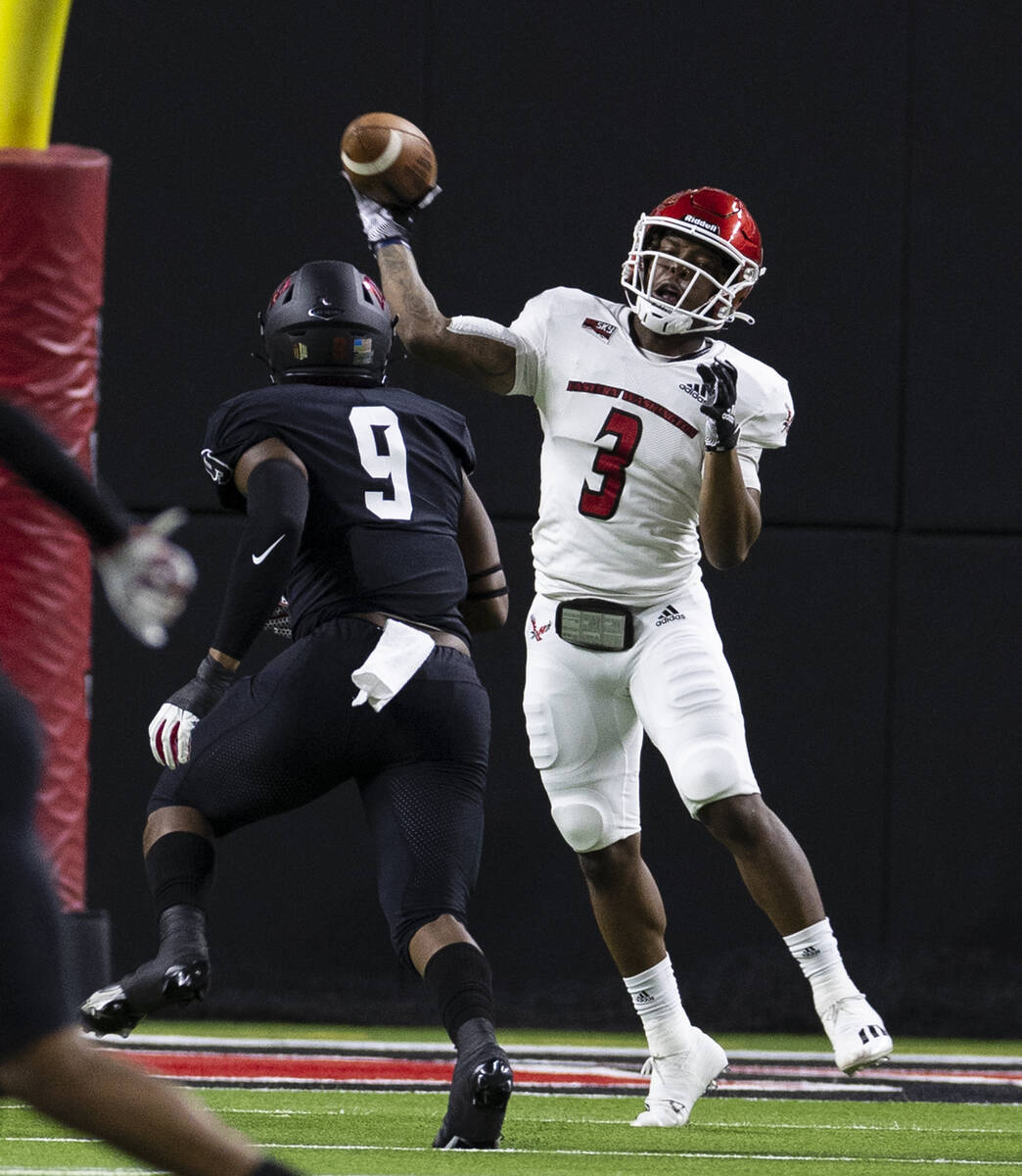 UNLV Rebels linebacker LeShaun Bell (9) puts pressure on Eastern Washington UniversityÕs q ...