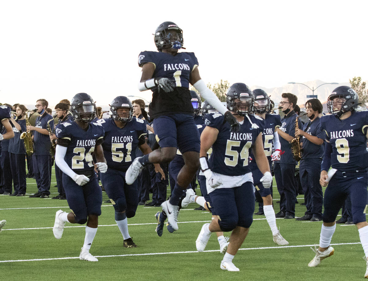 Foothill HighÕs football players take the field to face Liberty High at Foothill High Scho ...