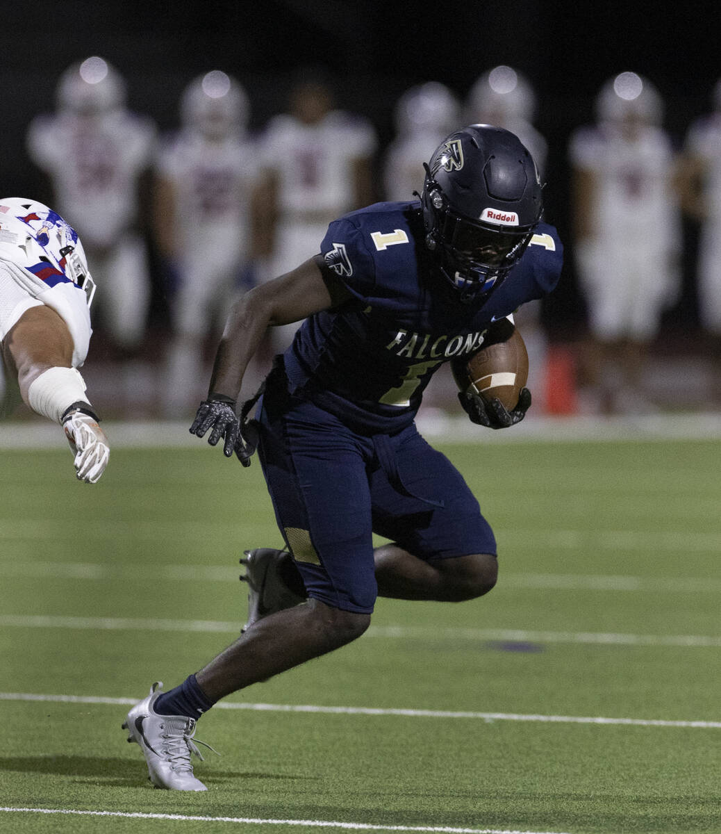 Foothill HighÕs running back Kendric Thomas (1) runs with the ball during the second quart ...
