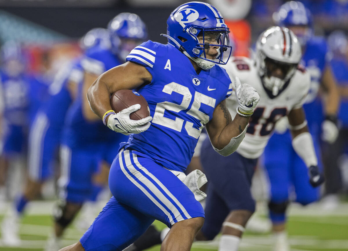 Brigham Young Cougars running back Tyler Allgeier (25) sprints towards the sideline past Arizon ...