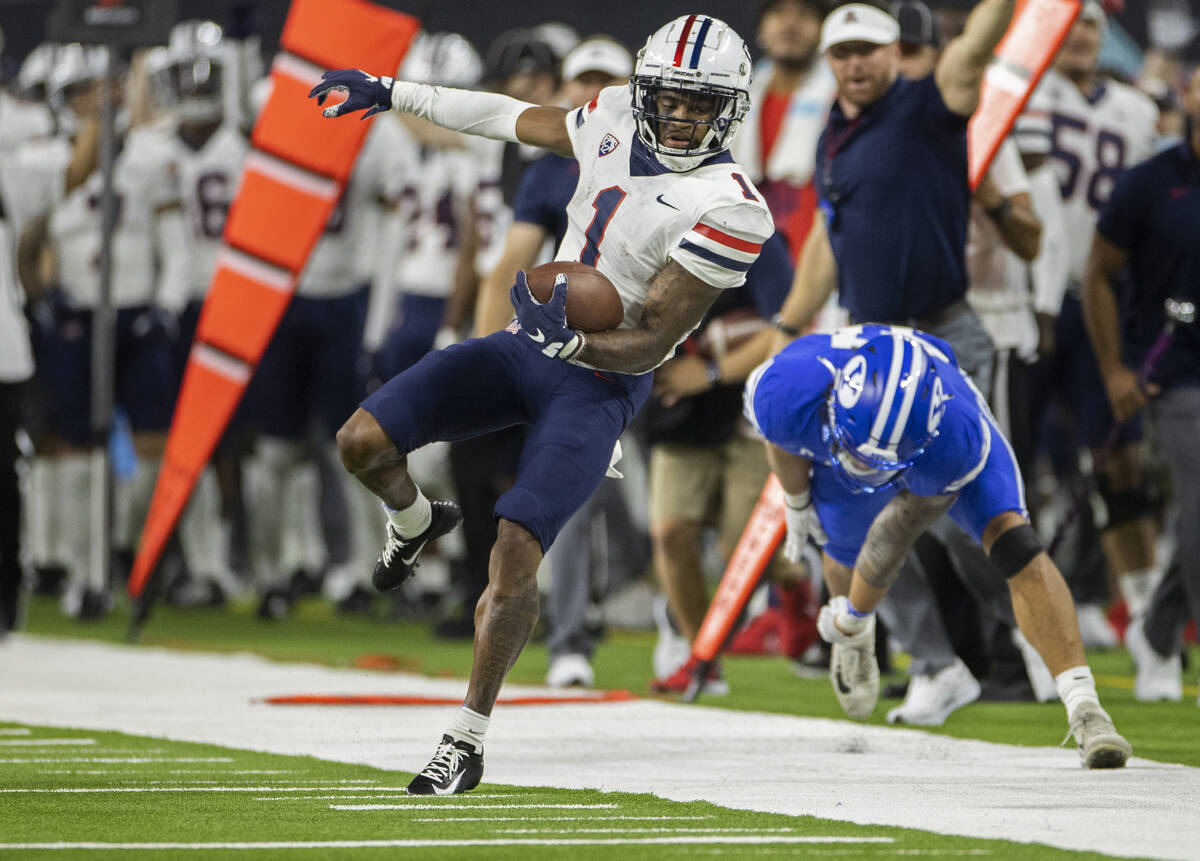 Arizona Wildcat wide receiver Stanley Berryhill III (1) tip toes down the sideline in the fourt ...