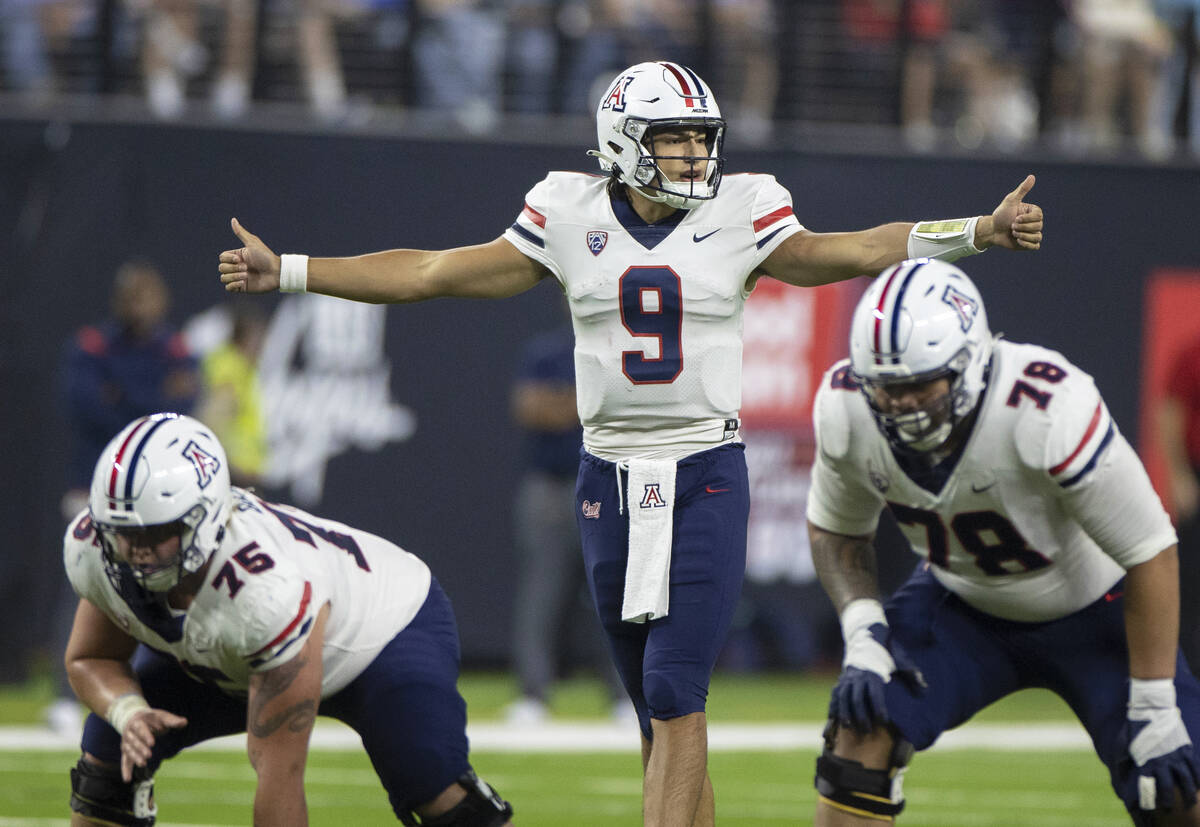 Arizona Wildcats quarterback Gunner Cruz (9) calls an audible at the line in the third quarter ...