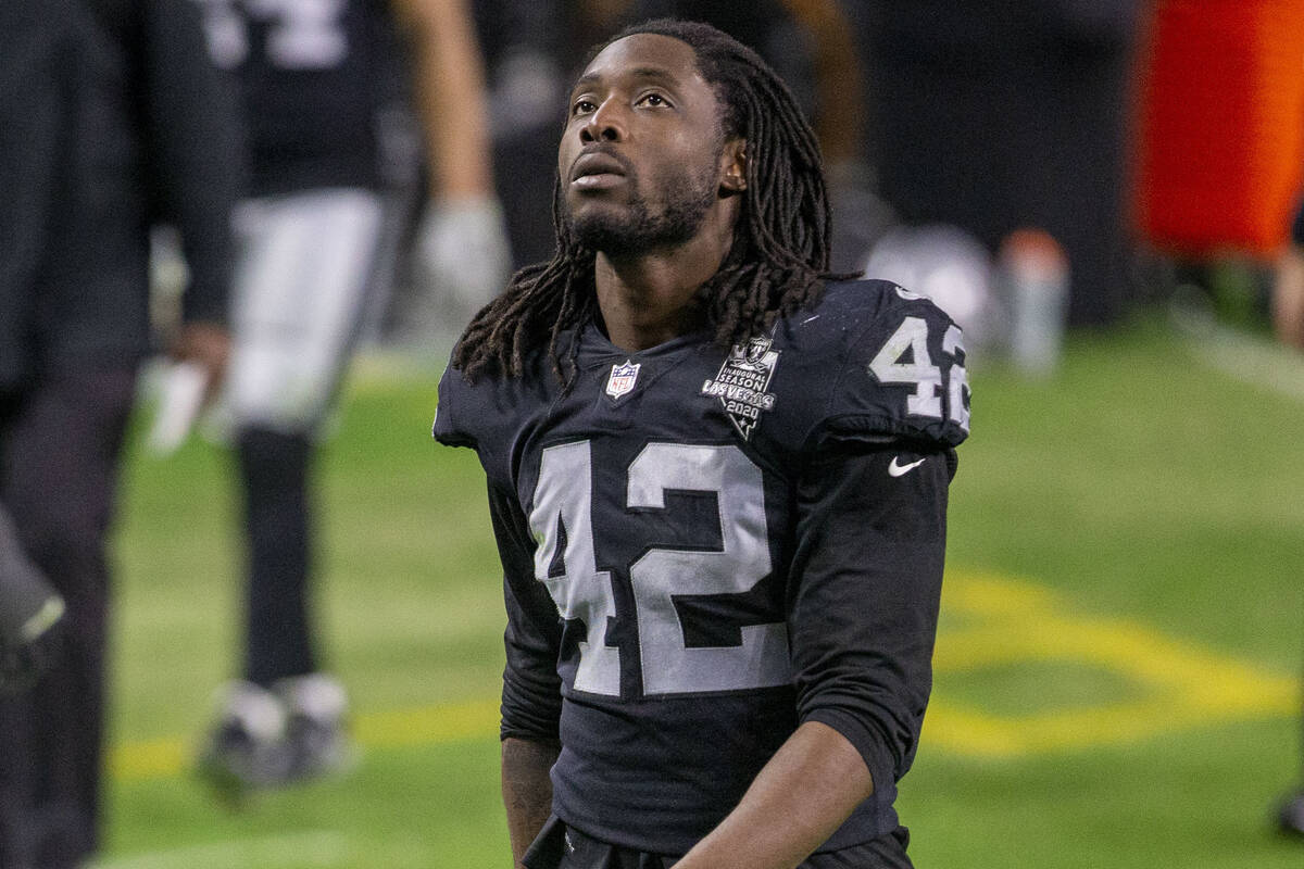 Raiders outside linebacker Cory Littleton (42) looks to the scoreboard as he heads to the locke ...