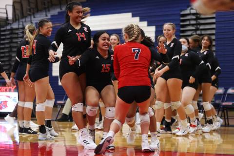 Liberty players react after consecutive aces by Alexis Batezel (7) against Coronado in a girls ...