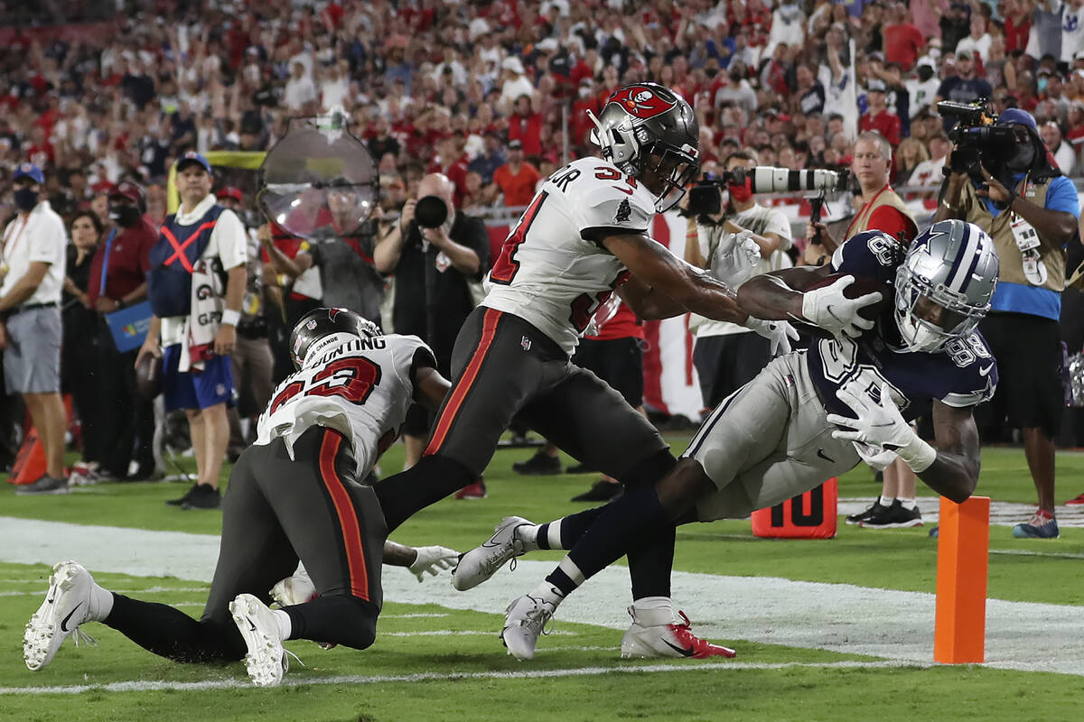 Dallas Cowboys wide receiver CeeDee Lamb (88) beats Tampa Bay Buccaneers cornerback Sean Murphy ...