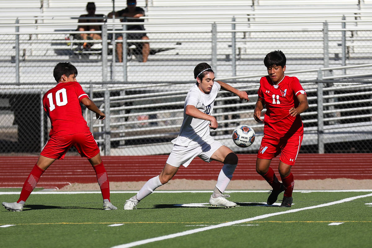Shadow Ridgeճ midfielder Joaquin Gomez (10) goes to block the ball from Westernճ El ...