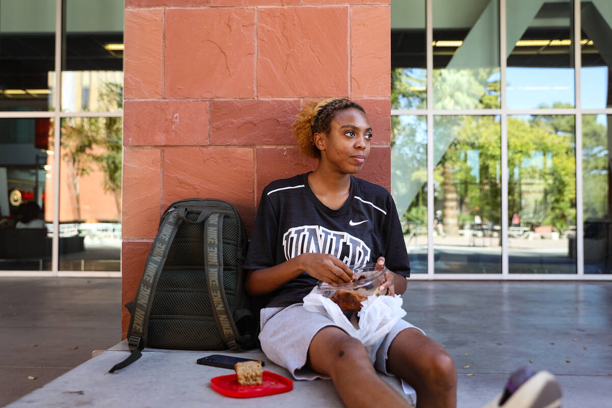 Johanna Johnson, a senior, eats her lunch at UNLV on Thursday, Sept. 16, 2021 in Las Vegas. (Ra ...