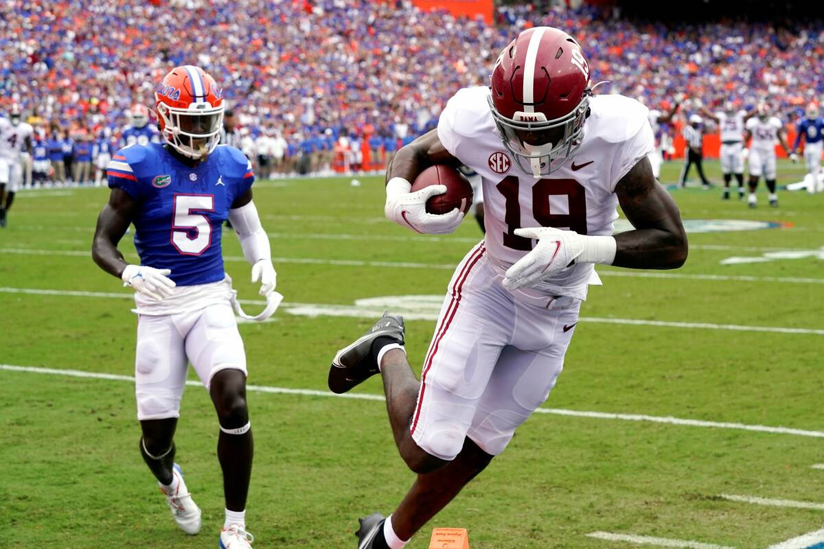 Alabama tight end Jahleel Billingsley, right, catches a pass for a touchdown in front of Florid ...