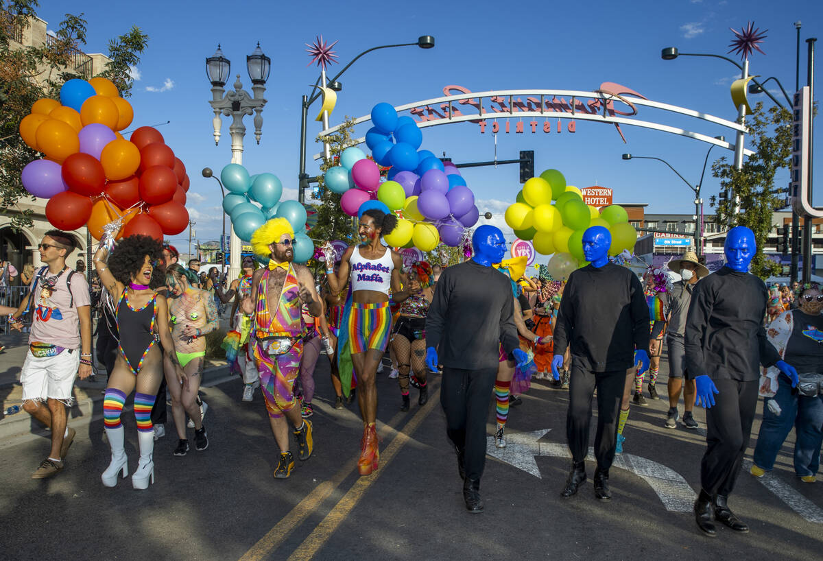 Orang-orang dengan The House of Yes dan anggota Blue Man Group berjalan bersama selama pesta Kebanggaan Gay ...