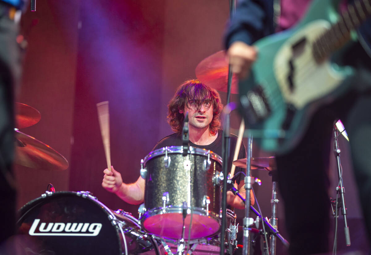 Drummer White Reaper Nick Wilkerson tampil bersama band di Huntridge Stage selama hari kedua ...
