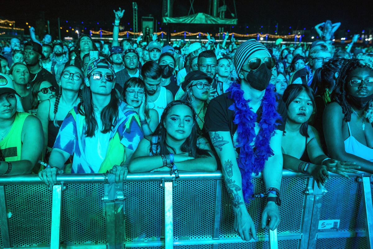 Fans mendengarkan sambil bermandikan warna biru saat Modest Mouse tampil di Downtown Stage selama hari kedua ...
