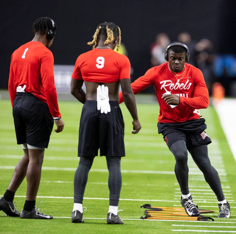 UNLV Rebels running back Charles Williams (8) warms up as wide receivers Kyle Williams (1) and ...