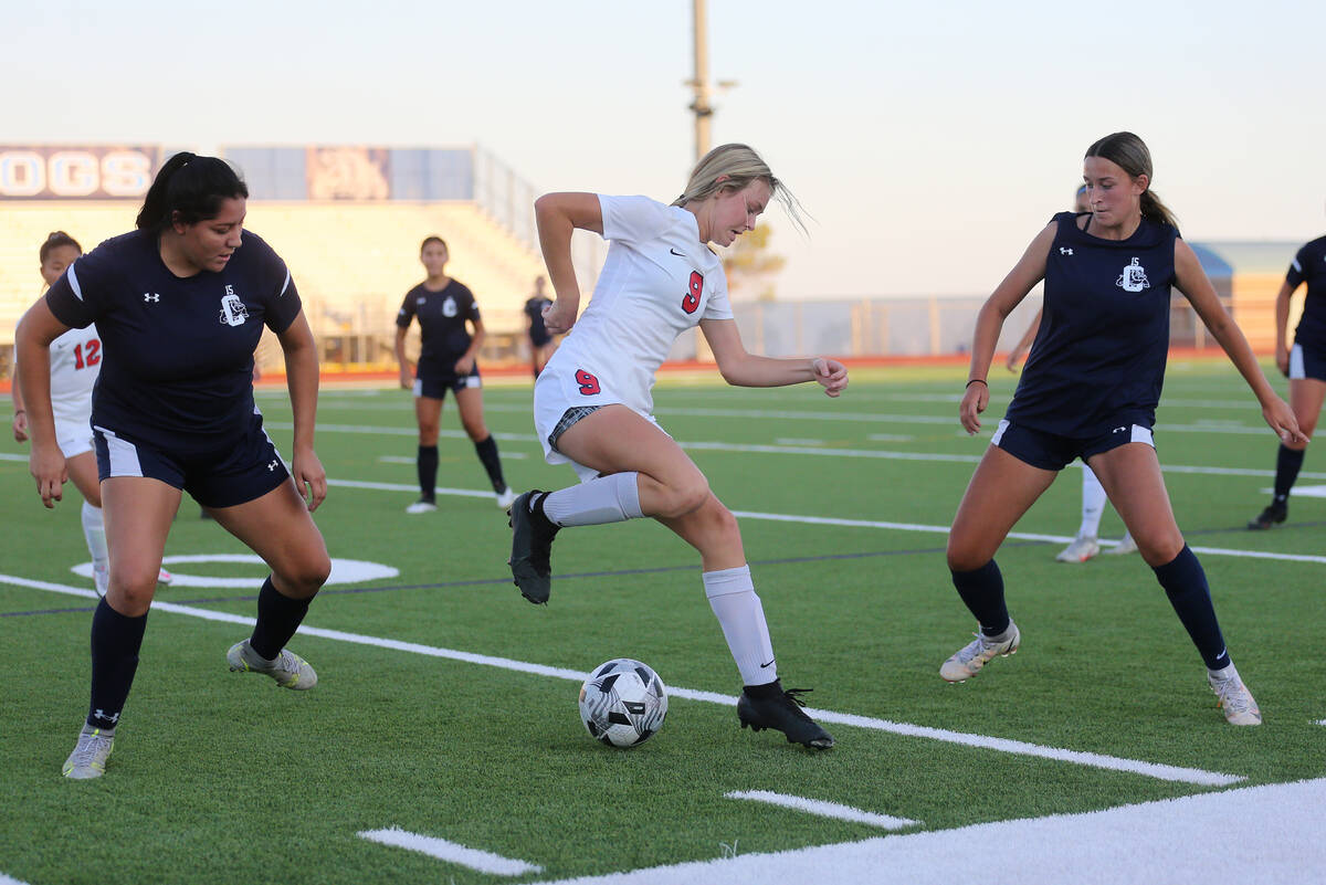 Coronado's Molly Russell (9) dibbles the shot  distant  from Centennial's Keyla Alba (23) and Gabrie ...