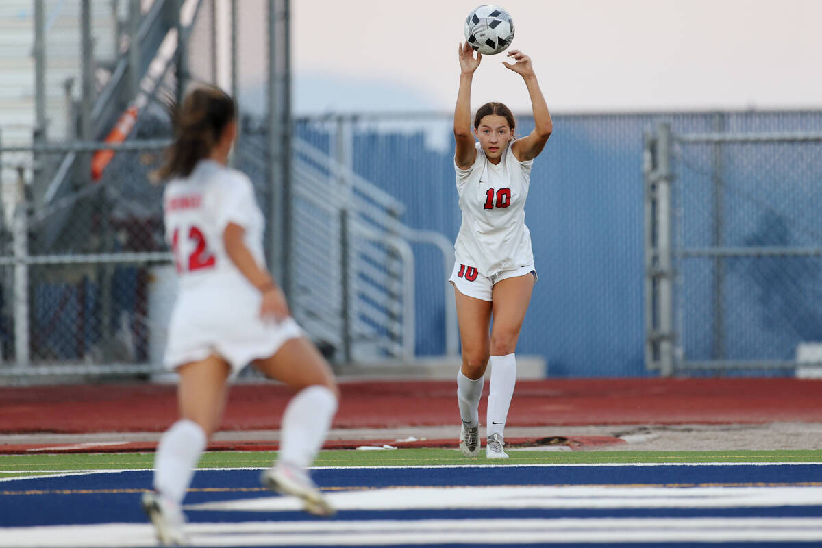 Coronado's Xayla Black (10) throws successful  the shot  from the sideline during the 2nd  fractional  of a gi ...