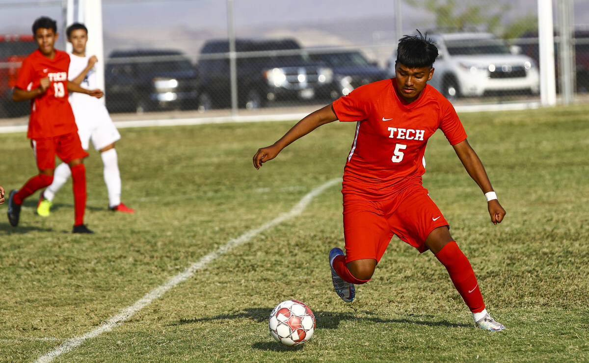 Southeast Career Tech's Carlos Rivera (5) moves the ball against Spring Valley during the first ...