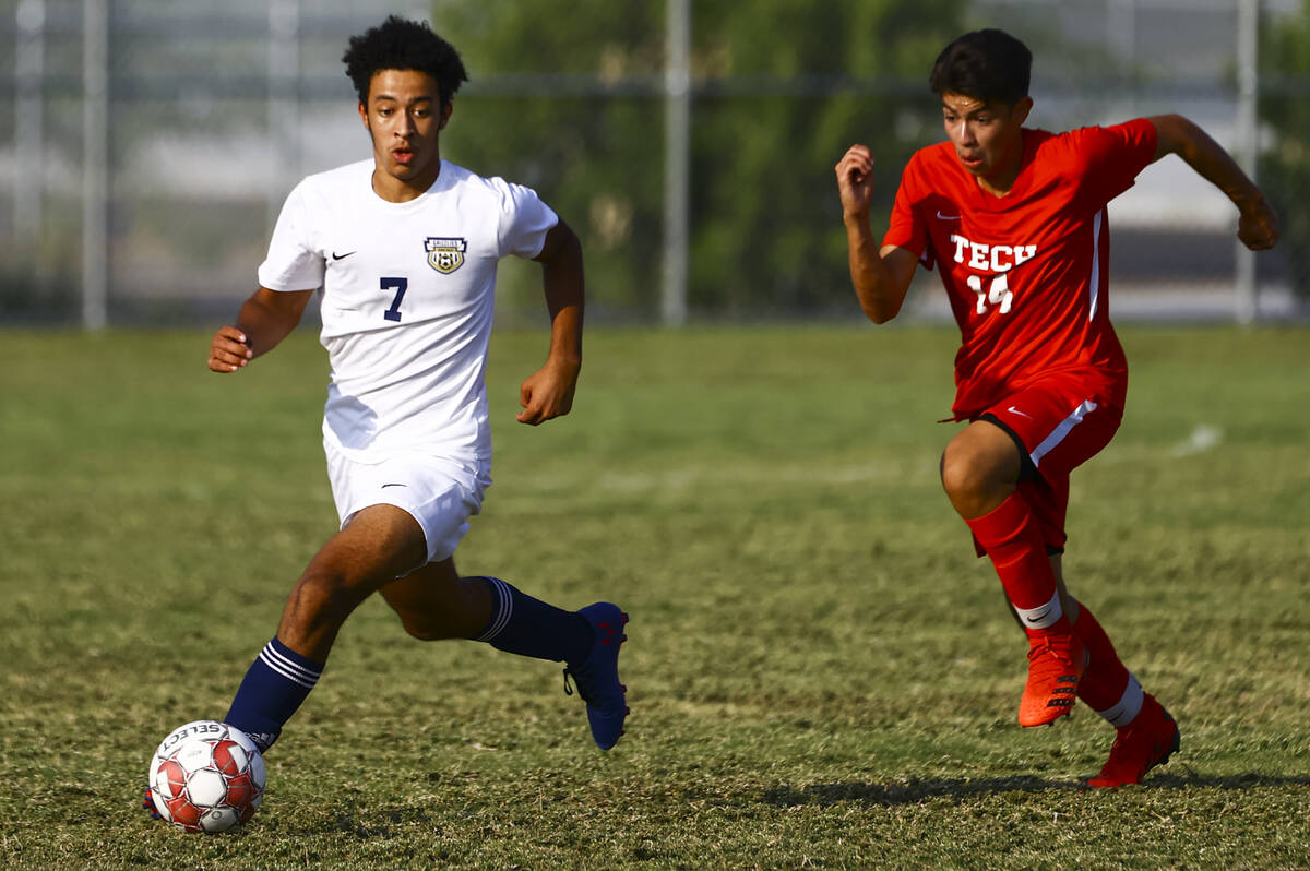 Spring Valley's Nathaniel Pittman (7) moves the ball under pressure from Southeast Career Tech' ...