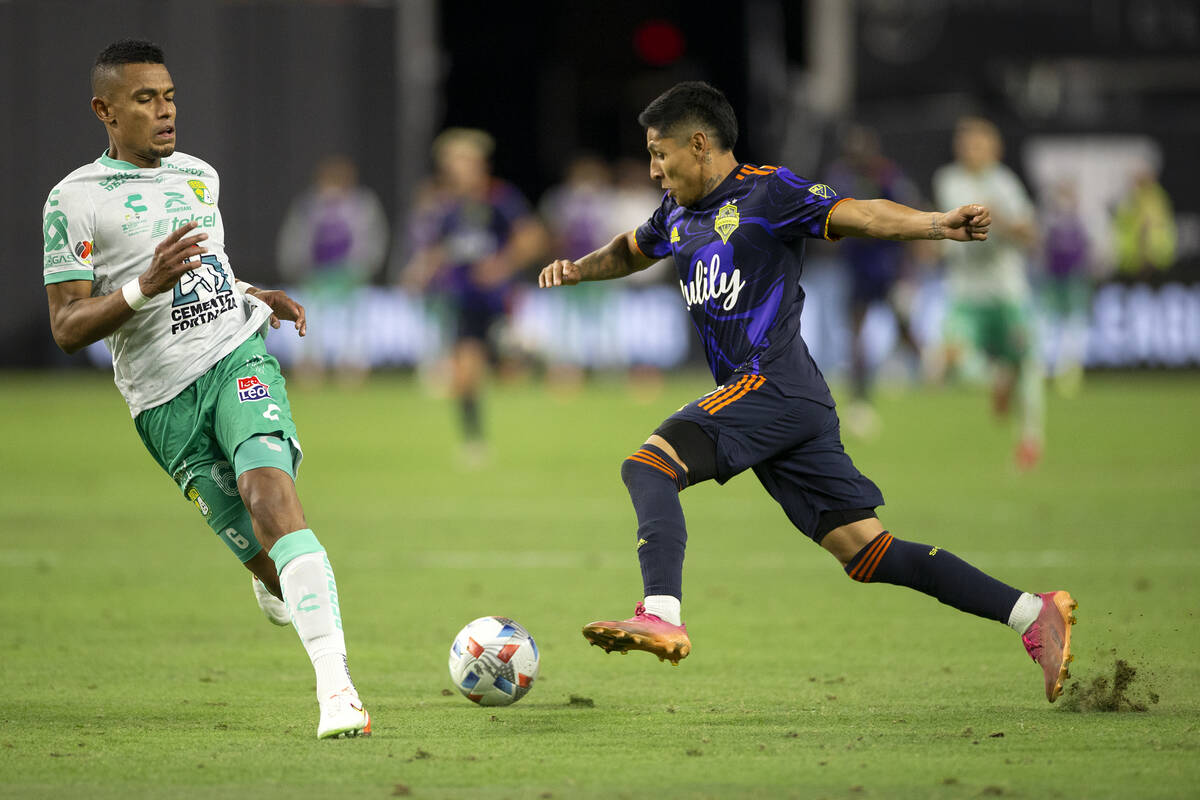 Seattle Sounders forward Raul Ruidiaz (9) heads for the goal as Leon defender William Tesillo ( ...