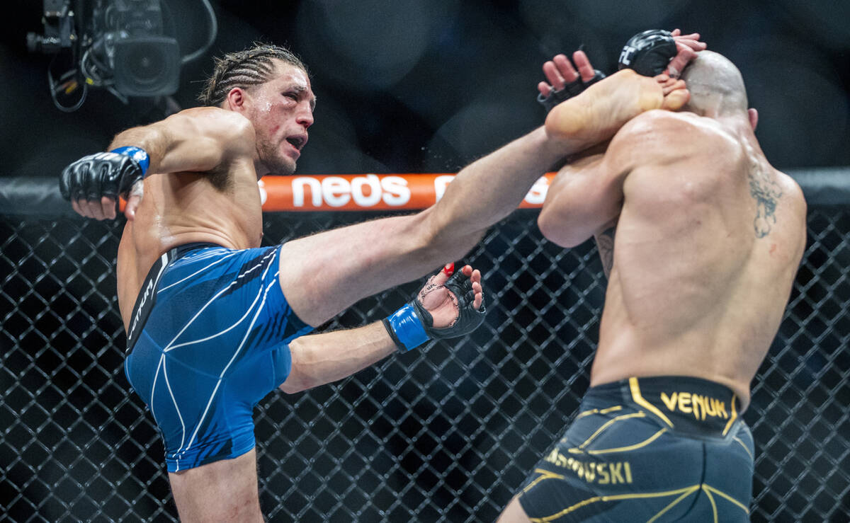 Brian Ortega, left, connects with a kick on Alexander Volkanovski in the fourth round during th ...