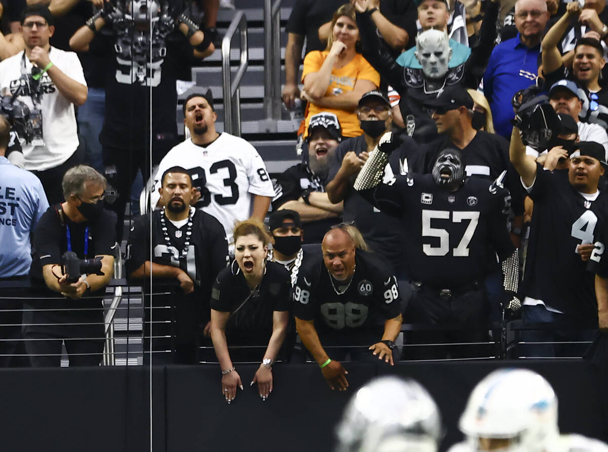 Raiders' fans in full costume for Dolphins game in Las Vegas — PHOTOS, Raiders News