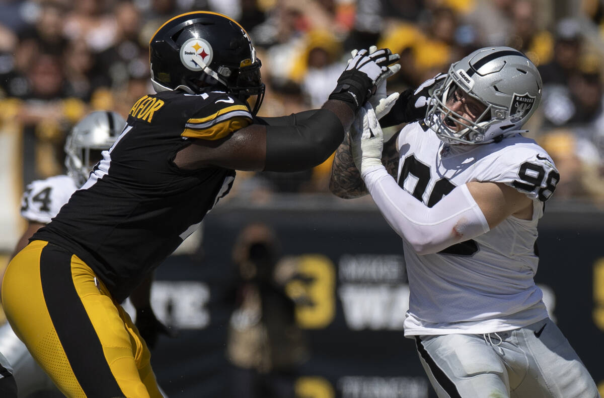 Raiders defensive end Maxx Crosby (98) turns the corner around Pittsburgh Steelers offensive ta ...