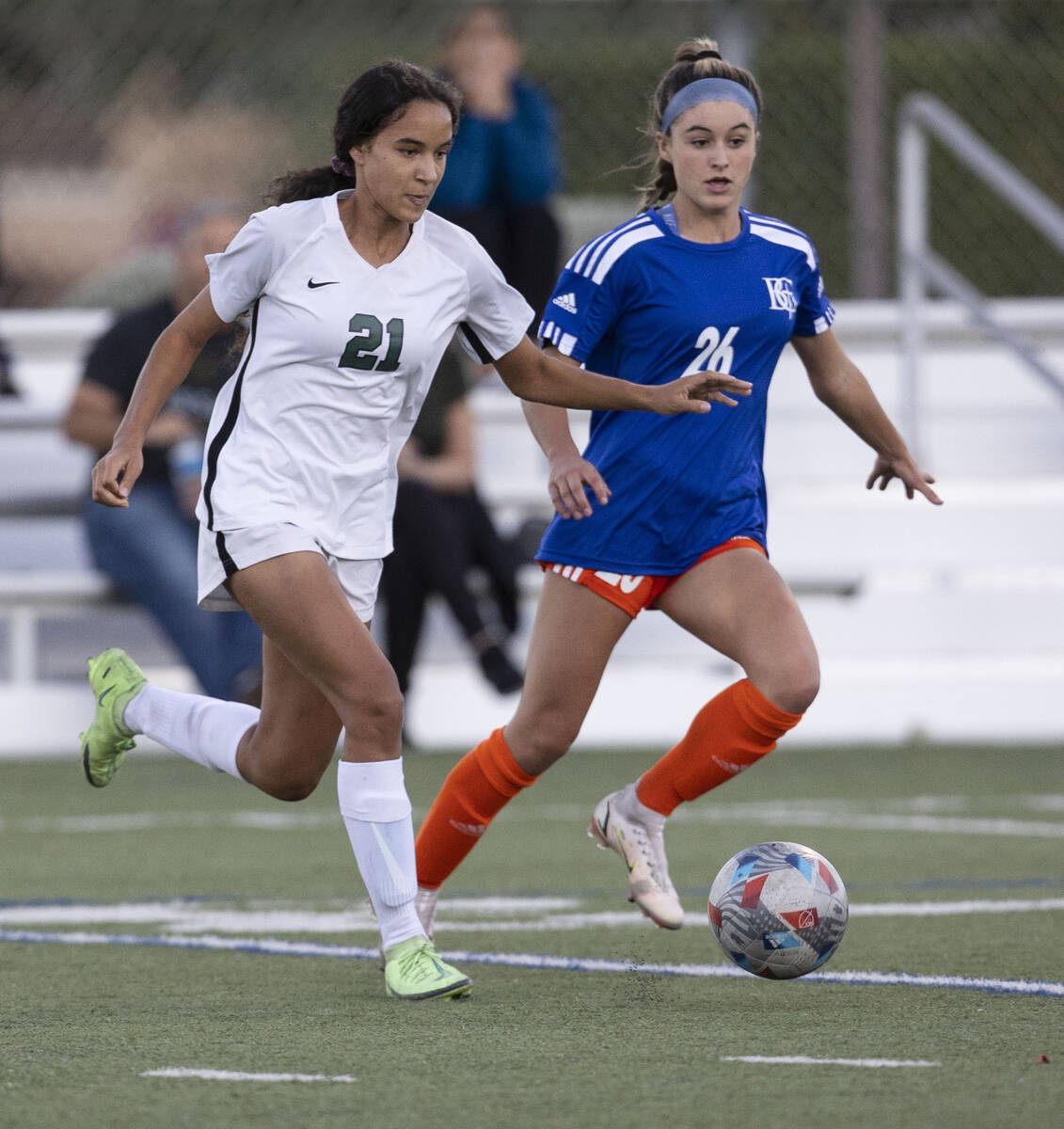 Palo Verde’s NaTaija Blaylock (21) runs with the ball as Bishop Gorman’s Tatum Ma ...