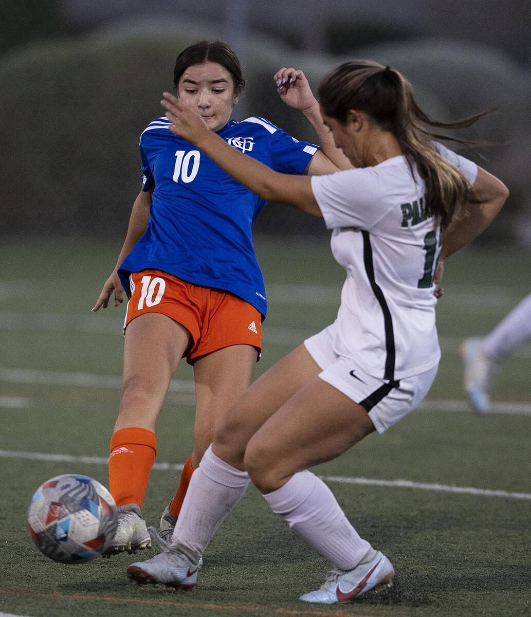 Bishop Gorman's Stephanie Hackett (10) and Palo Verde's Malaya Hill (12) during the first half ...