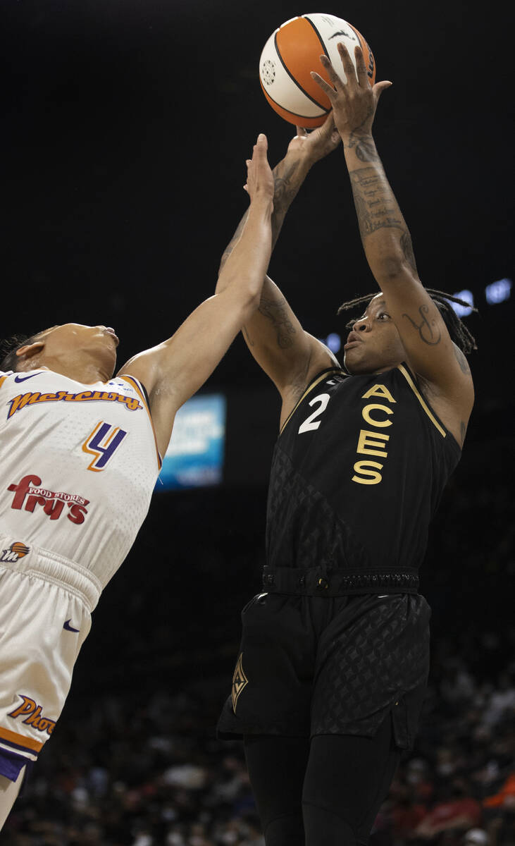 Las Vegas Aces guard Riquna Williams (2) shoots over Phoenix Mercury guard Skylar Diggins-Smith ...