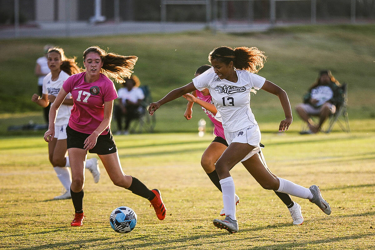 Shadow Ridgeճ Cianna Thomas (13) pushes past Desert OasisՠMackenzie Cuddihy (17) du ...