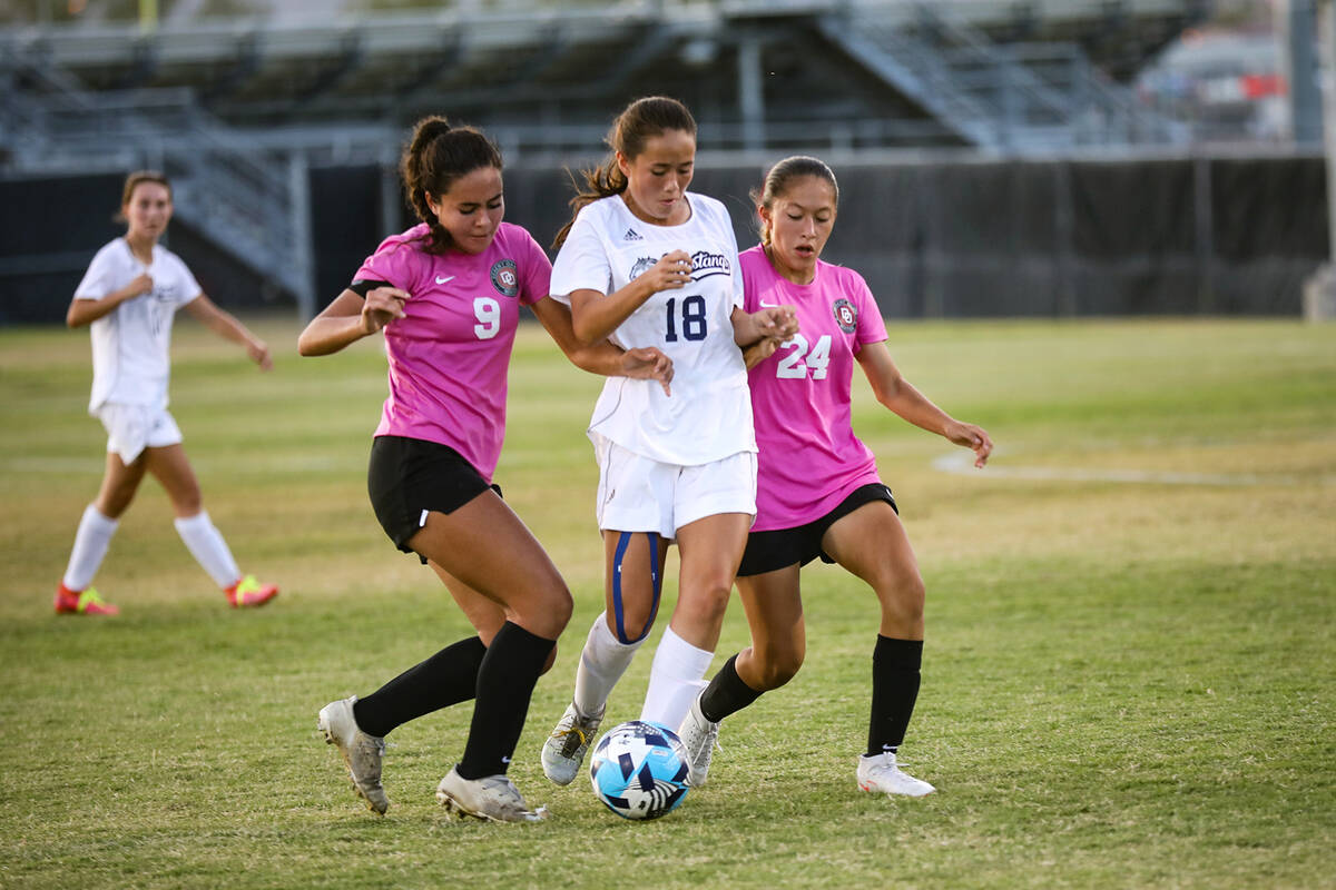 Desert OasisՠEmma DՁngelo (9) and Emma DՁngelo (24) sandwich Shadow Ridge ...