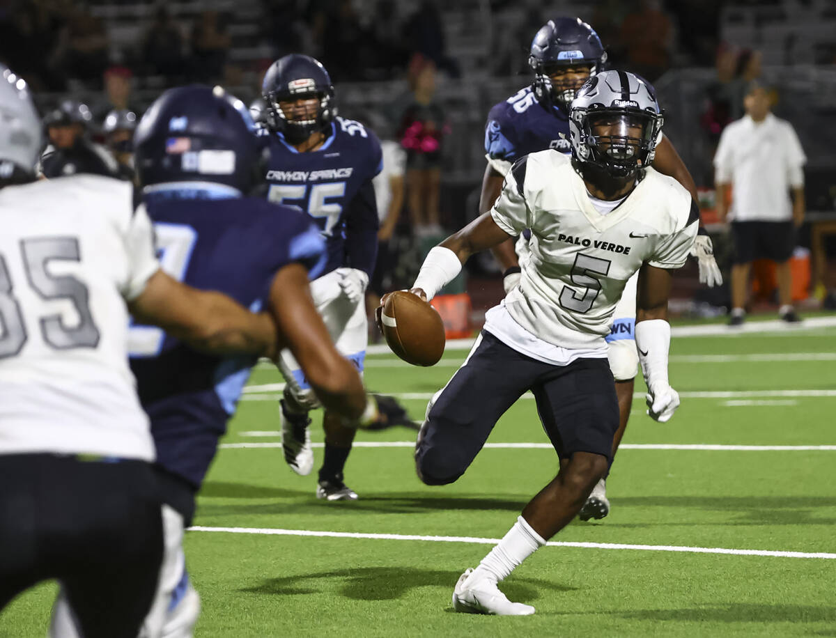Palo Verde's Edward Rhambo (5) runs the ball during the second half of a football game at Canyo ...