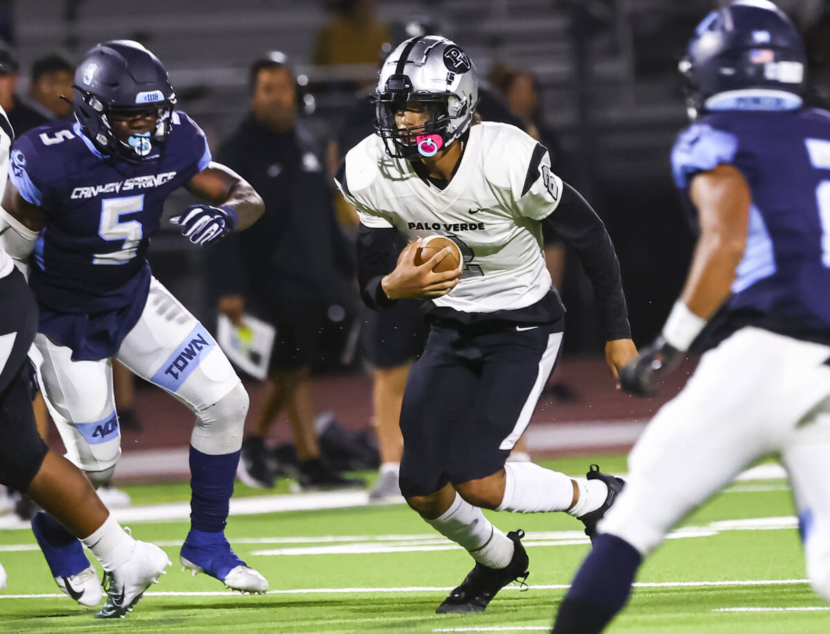 Palo Verde's Paisley Nickelson (2) runs the ball past Canyon Springs' Laquari Dillon (5) durin ...
