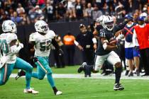 Raiders running back Peyton Barber (31) runs the ball in front of Miami Dolphins middle linebac ...