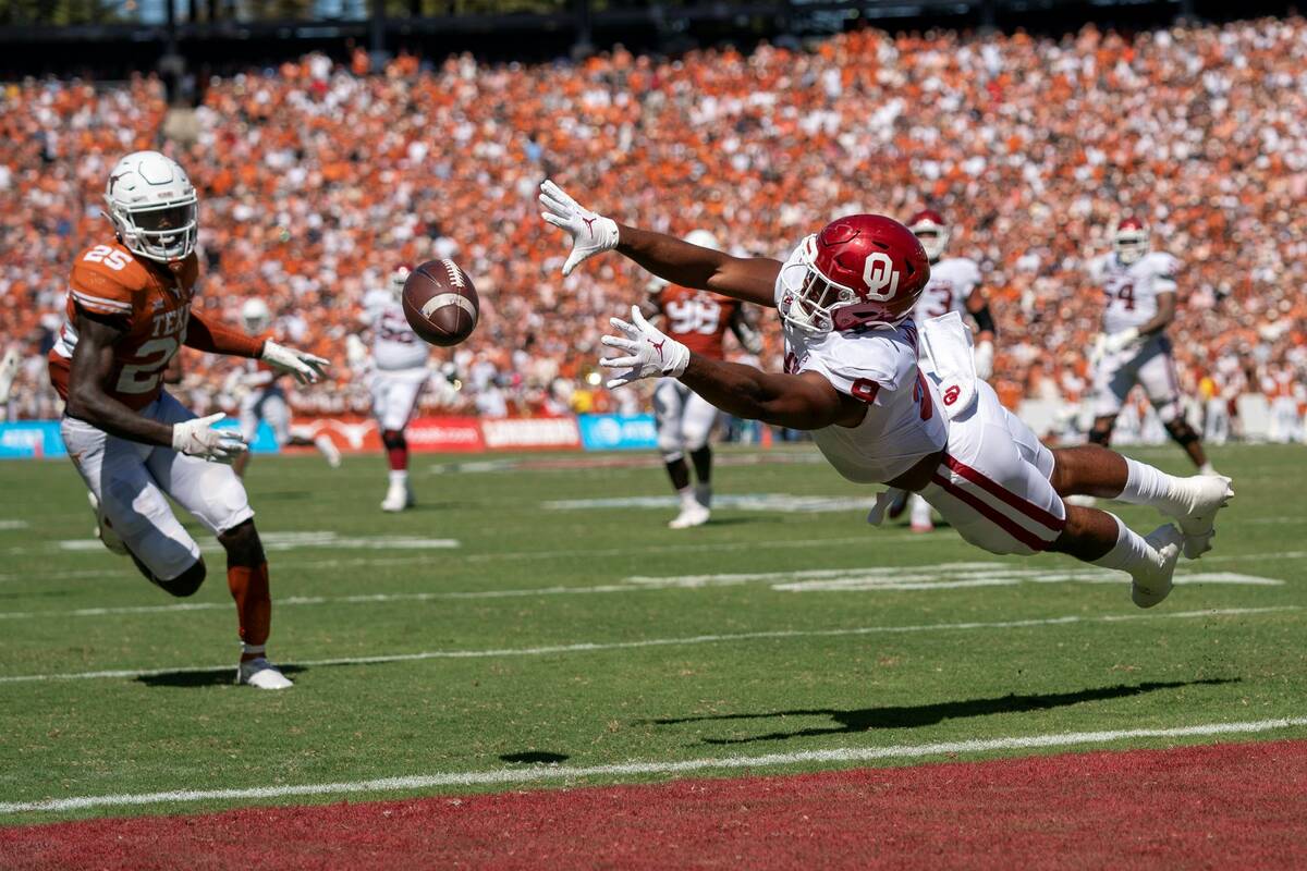 Oklahoma tight end Brayden Willis (9) cannot make the catch as Texas defensive back B.J. Foster ...