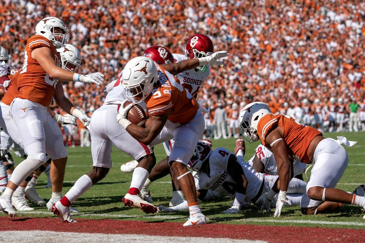 Texas running back Bijan Robinson (5) steps into the end zone against Oklahoma during the first ...