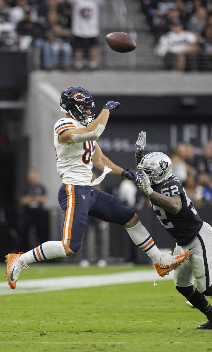 Raiders middle linebacker Denzel Perryman (52) breaks up a pass attempt to Chicago Bears tight ...