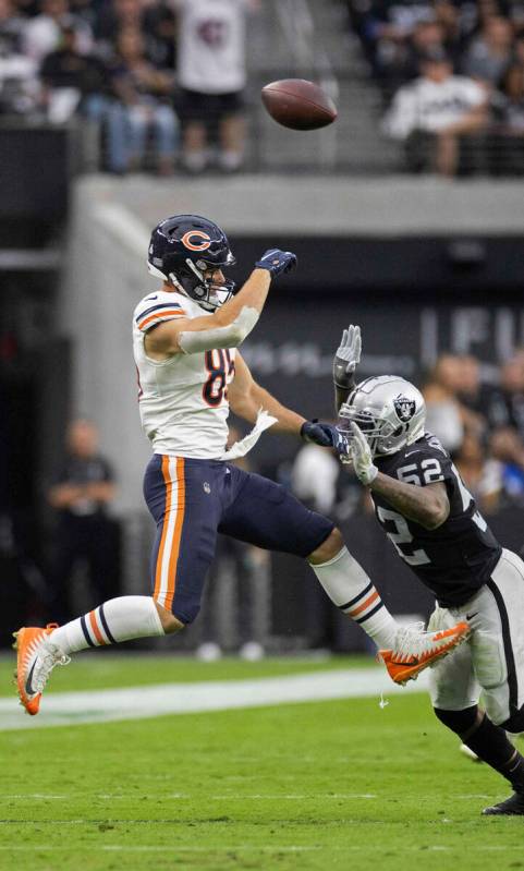 Raiders middle linebacker Denzel Perryman (52) breaks up a pass attempt to Chicago Bears tight ...