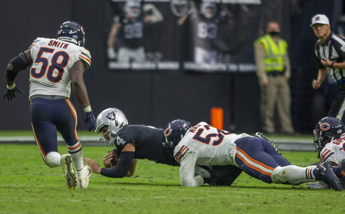 Chicago Bears outside linebacker Khalil Mack (52) chases down Raiders quarterback Derek Carr (4 ...