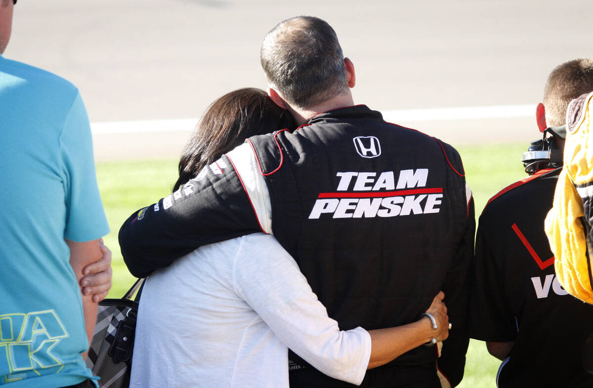 JESSICA EBELHAR/LAS VEGAS REVIEW-JOURNAL A man and woman embrace while IndyCar drivers do five ...