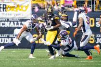 Pittsburgh Steelers running back Najee Harris (22) plays in an NFL football game against the De ...