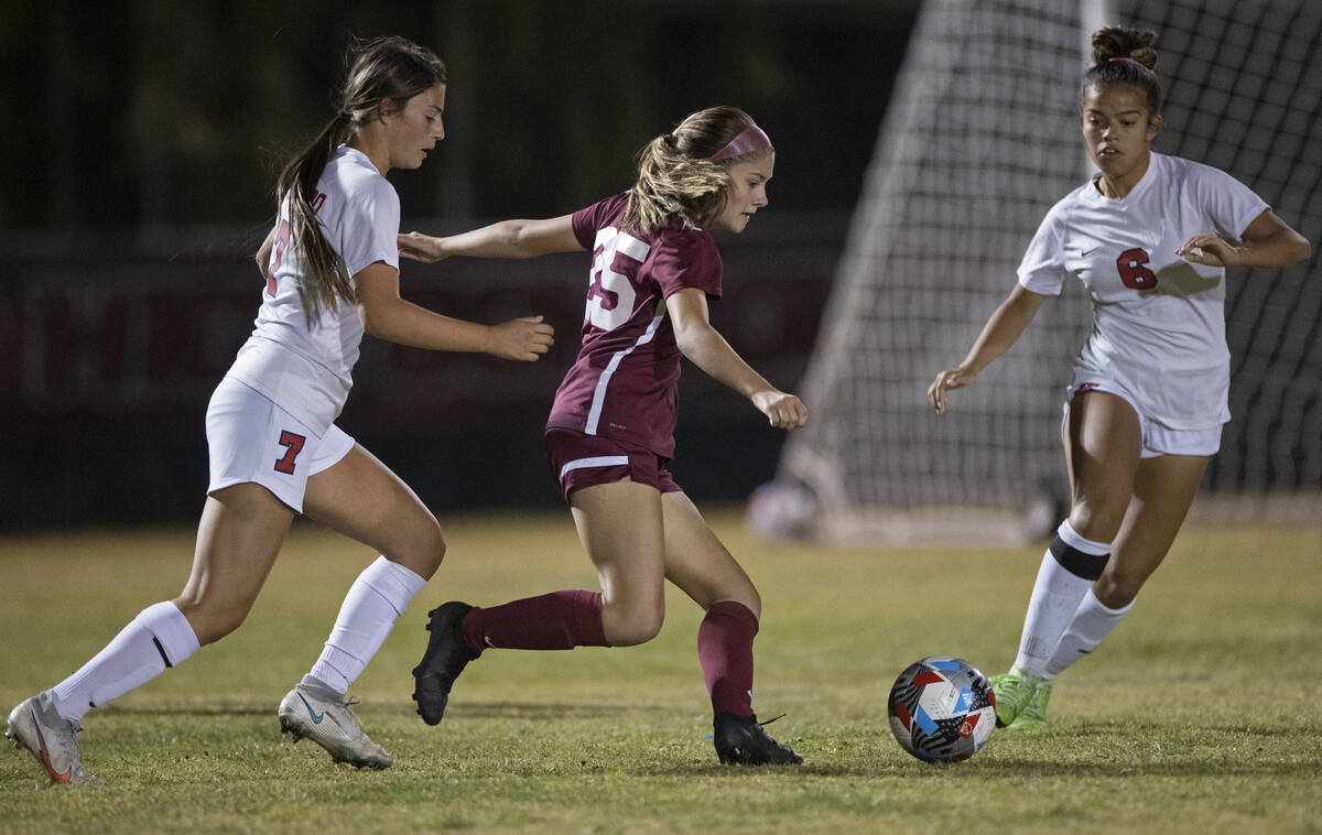 Desert Oasis' Mia Brown (25) pushes the shot  up   tract  past   Coronado's Alexis Pashales (7) successful  th ...