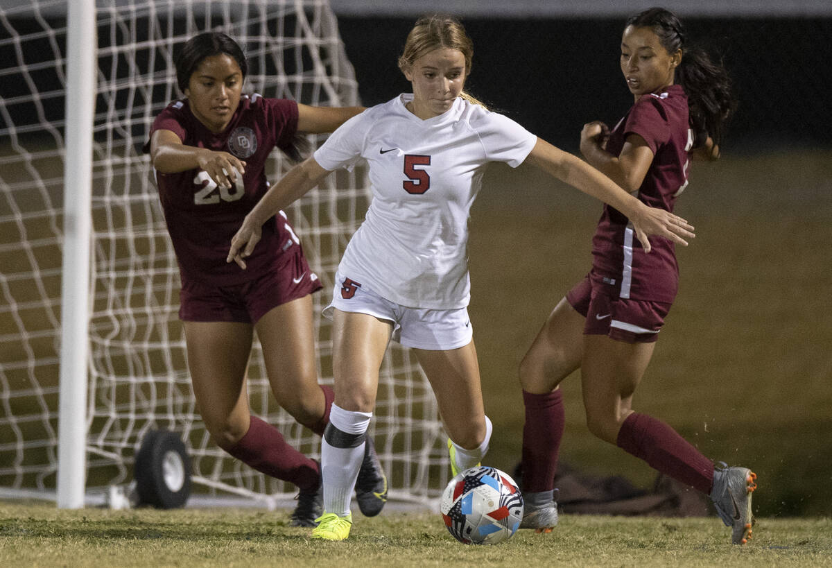 Coronado's Kerrigyn Lynam (5) fights for possession with Desert Oasis' Makena Siaki (20) and De ...