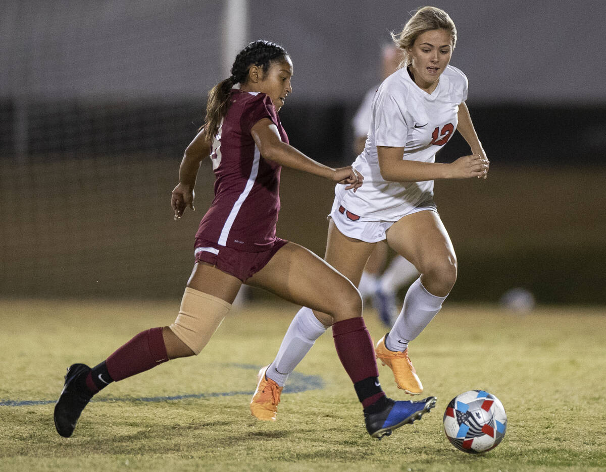 Desert Oasis' Julieta Gutierrez (8) pushes the shot  up   tract  past   Coronado's Ella McDevitt (13) ...